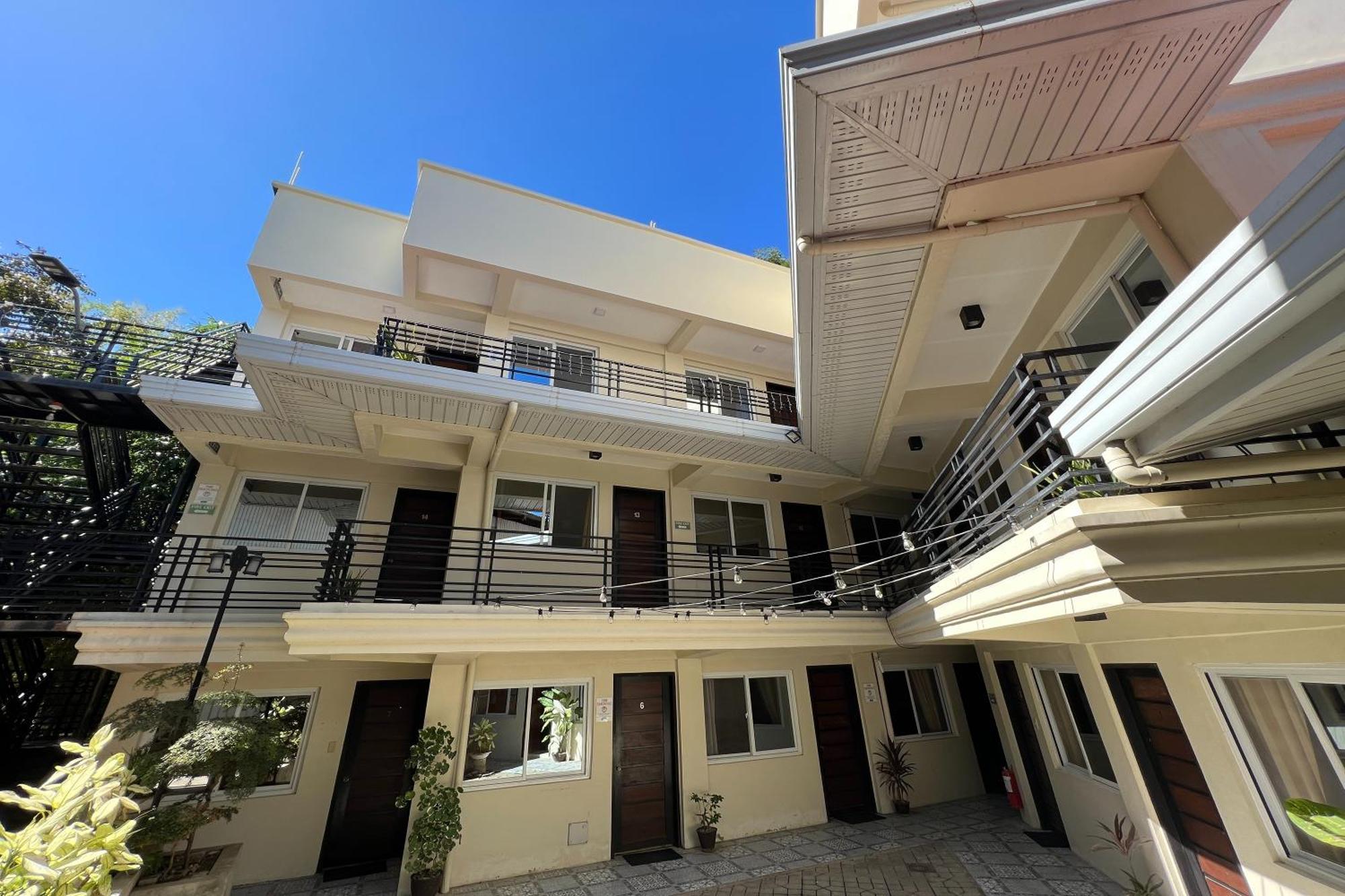 Happy Grey Hotel Виган Экстерьер фото